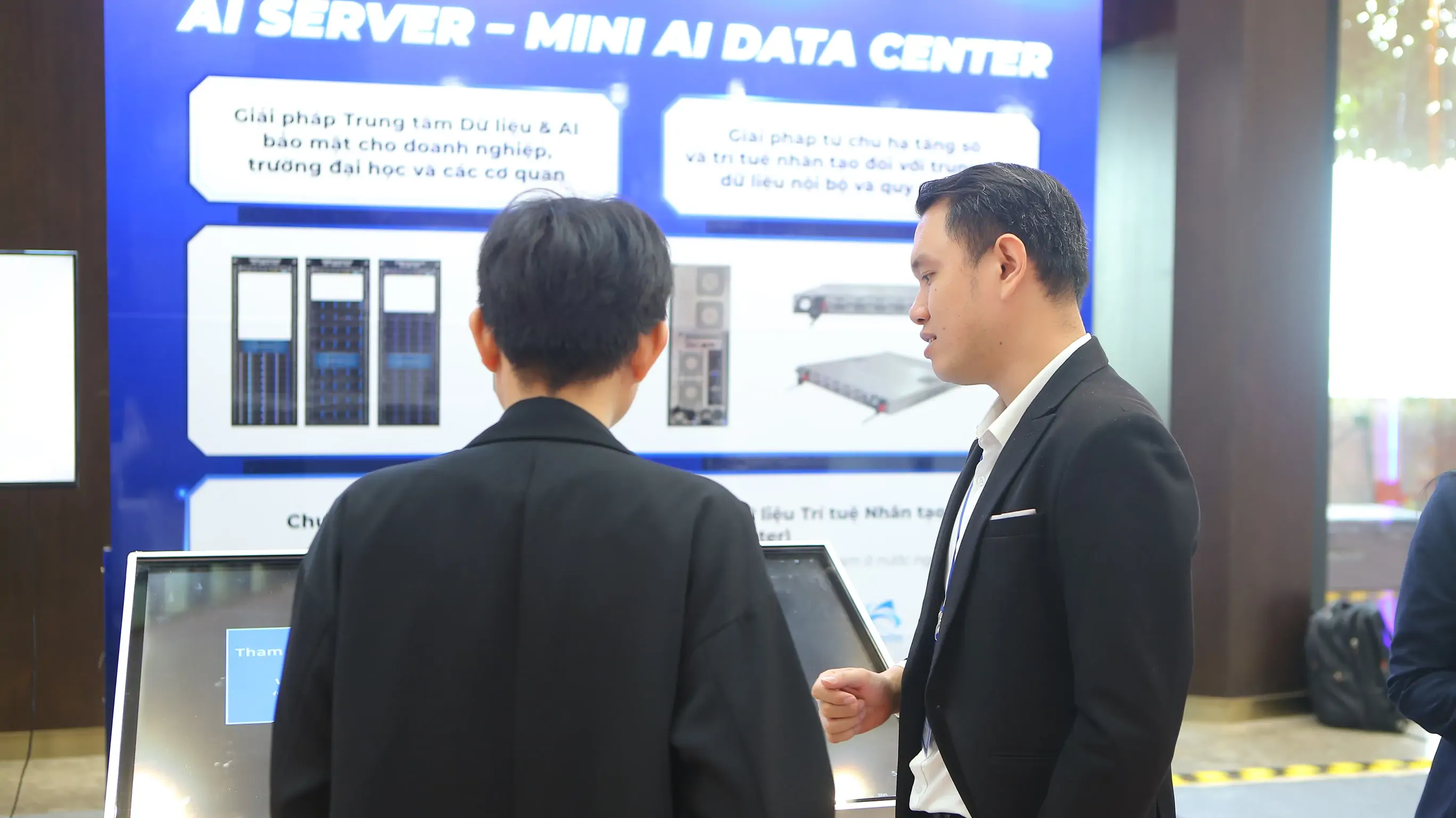 TMA Solutions Mr. Thái Thanh Nhật (right) presents AI technology at the forum
